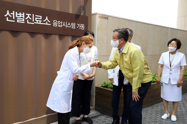 정용래 유성구청장이 22일 유성선병원을 방문해 의료진들을 격려하고 있다.(사진=대전선병원 제공) *재판매 및 DB 금지