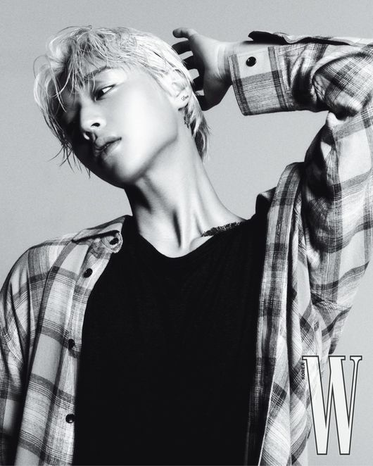 Singer and actor Park Jihoon has emanated a languid Boymi.Park Jihoon released a pictorial with fashion magazine W. Korea on Tuesday, which revealed a colorful appeal, going back and forth between black and white and color.In a sensual black-and-white-toned pictorial, Park Jihoon is staring somewhere, smoothing his slightly wet hair.Park Jihoon is wearing a casual checkered shirt and exudes a natural charm, while a sleek jawline and a warm visual with a sharp nose catch the eye.In another pictorial cut, Park Jihoon is lying on a carpet and looking at the camera with a languid mood.Park Jihoon creates a soft charisma with a warm look in knit, while making the visual look even more prominent with a colorful blonde hairstyle.As such, the picture image and interview that can feel the colorful charm of Park Jihoon can be found in the July issue of W. Korea and website published on the 21st.On the other hand, Park Jihoon is playing the role of the main character in the KBS2 new monthly drama Blue Spring from afar.Park Jihoon has been receiving favorable reviews from viewers by showing the characters in the work and the high synchro rate from the first broadcast, digesting the ambivalence of the character with deep emotional acting.