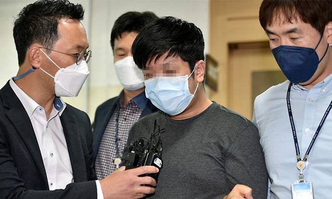 지난 2020년 10월 8일 성범죄 피의자 등의 신상 정보 및 선고 결과 등을 무단 게시한 혐의를 받고 있는 '디지털교도소' 1기 운영자 A씨가 대구 수성구 대구지방법원에서 열리는 구속 전 피의자 심문(영장실질심사)에 출석하고 있는 모습. 뉴시스