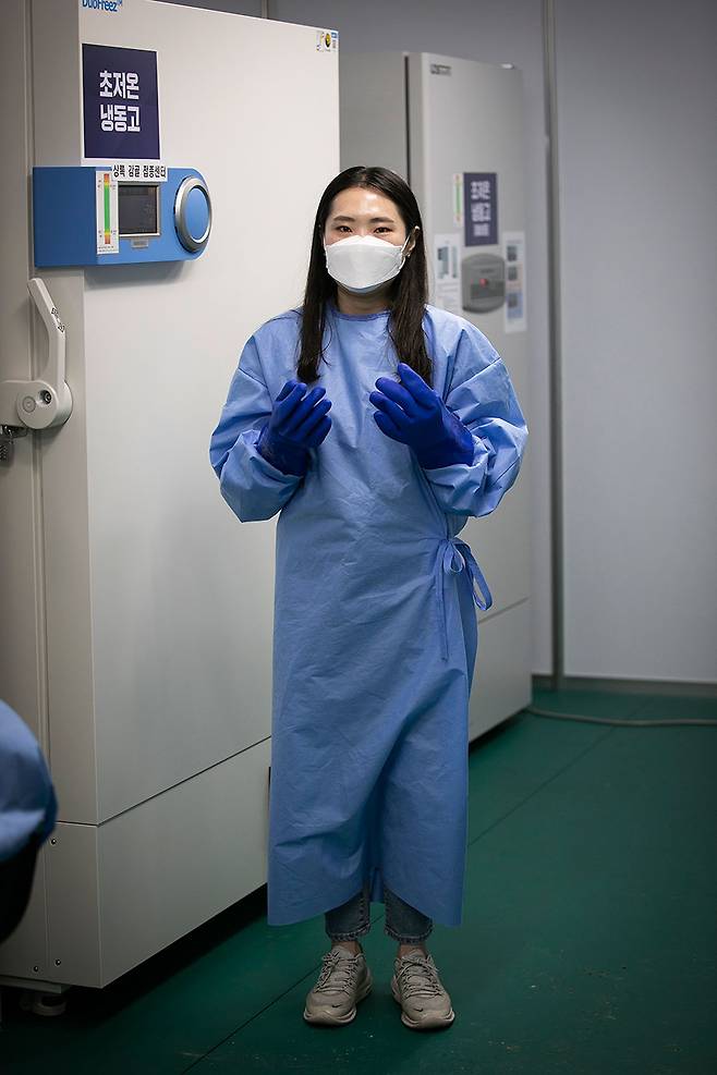 올해 2월부터 보건소는 코로나19 대응 업무에 더해 코로나19 예방접종 사업까지 담당하게 됐다.윤주희 주무관은 안산시 상록구 감골실내체육관에 차려진 예방접종센터에서 화이자 백신을 관리하는 일을 맡았다. 영하 70℃ 초저온 냉동고에서 백신을 꺼내기 위해서는 특수 장갑을 착용해야 한다. ⓒ시사IN 이명익