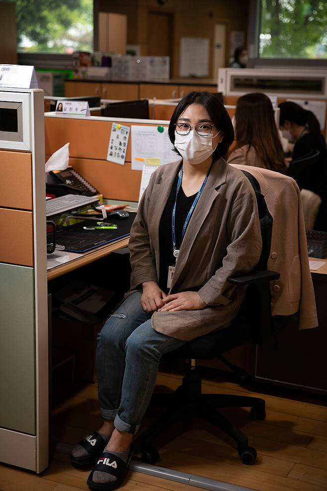 코로나19 예방접종 민원대응 TF팀 임경희 주무관. 백신접종 후 이상반응 신고를 받고, 부작용을 호소하는 주민들과 상담하며, 피해보상 절차를 신청하는 업무 등을 담당한다. ⓒ시사IN 이명익
