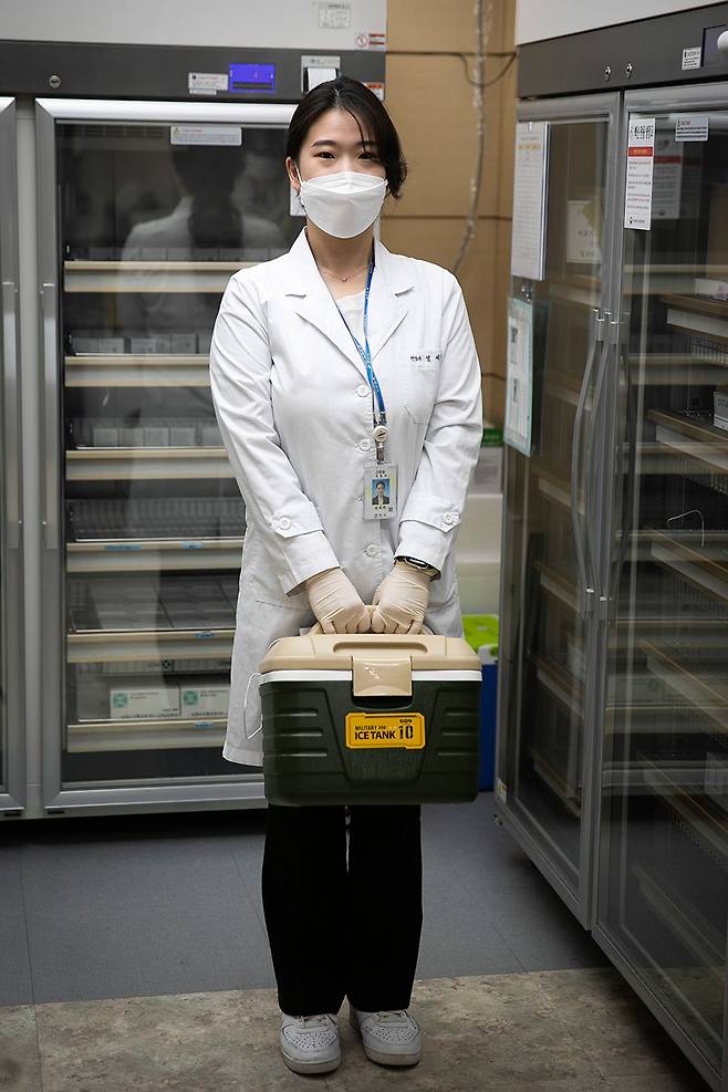 방문 접종 나갈 채비를 하는 모자건강팀 설세희 주무관. ⓒ시사IN 이명익