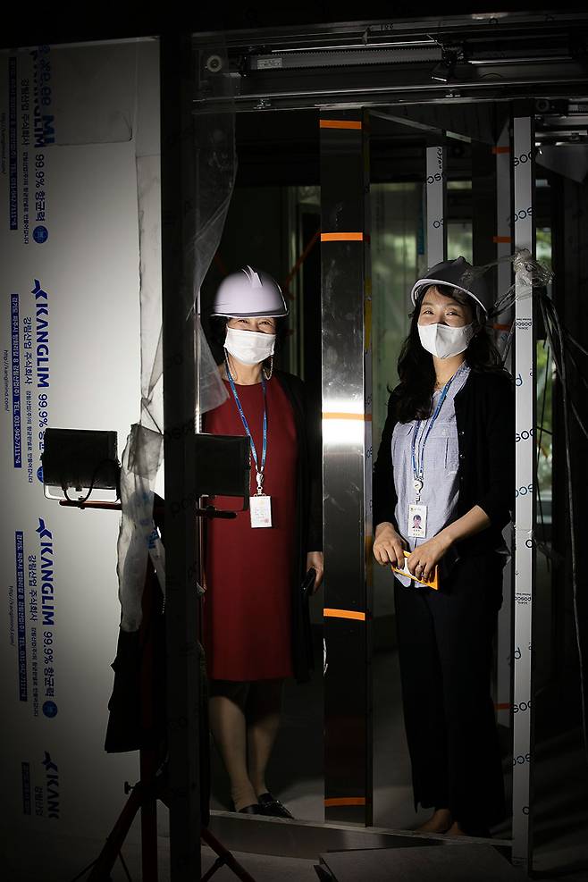 감염병관리센터 공사 현장에 나온 보건행정팀 조금옥 팀장(왼쪽), 김영연 주무관. 올 하반기, 선별진료소와 호흡기클리닉이 갖춰진 감염병관리센터가 보건소에 개소한다. ⓒ시사IN 이명익