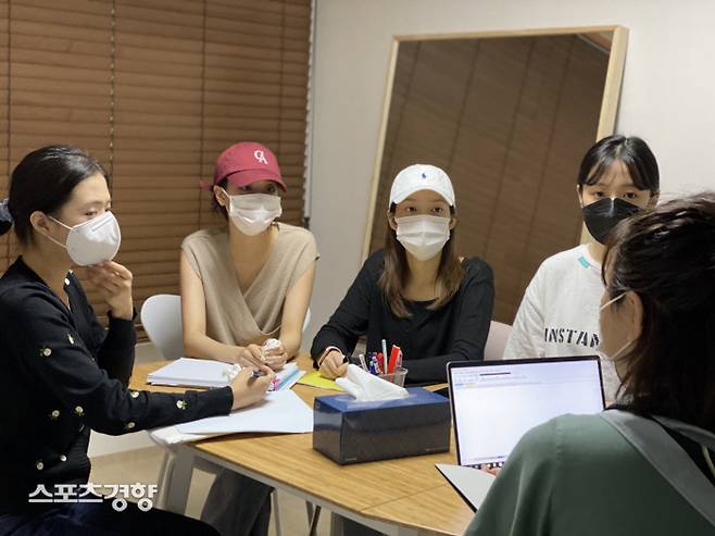 에이프릴 멤버 (왼쪽부터)김채원, 이나은, 양예나, 이진솔이 지난 19일 서울 강남 모 처에서 스포츠경향과 만나 그동안의 심경을 밝히며 침묵해야 했던 이유, 왕따설이 불거지게 된 속사정을 밝혔다.