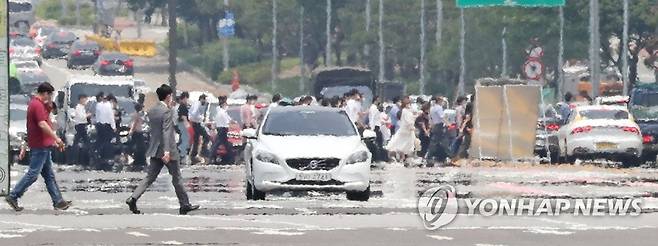 초여름 더위에 이글거리는 도로 [연합뉴스 자료사진]