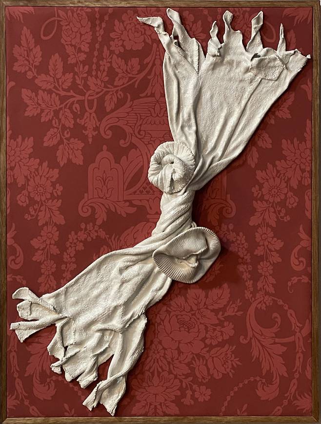 김윤아 ‘집으로 돌아오지 못했다’(We Never Came Back Home·2021), 헌옷·벽지·흙·혼합매체·나무프레임, 45×60.5㎝(사진=상업화랑).