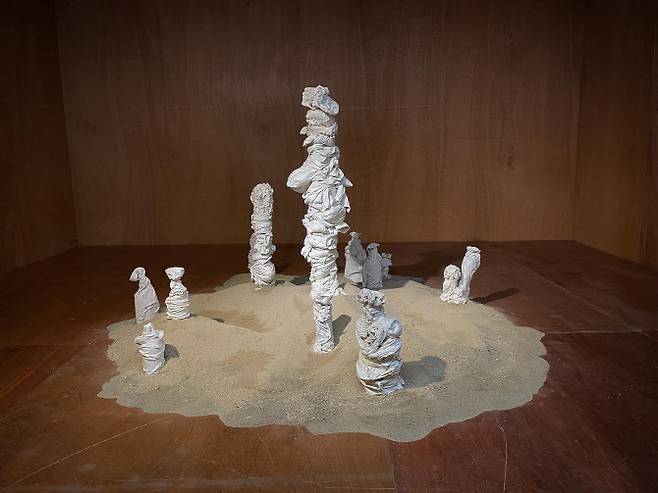 작가 김윤아가 서울 중구 을지로 상업화랑에 연 개인전 ‘꽃이 지니 몰라 보겠다’ 전경 중 일부(사진=상업화랑).