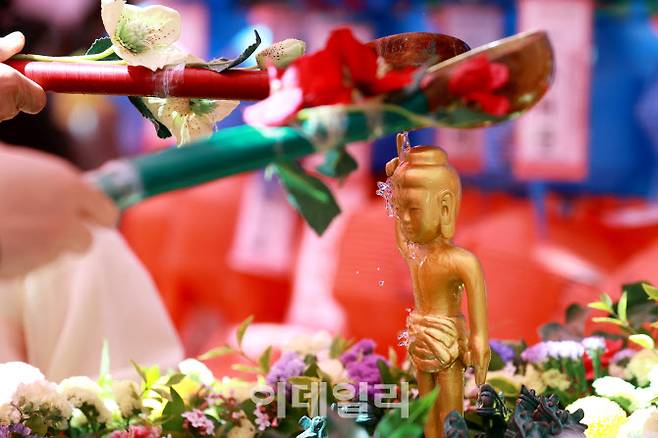 지난 달 19일 서울 종로구 조계사에서 열린 불기 2565년 부처님오신날 봉축법요식에서 불자들이 관불의식에 참여하고 있다.(사진=노진환 기자)