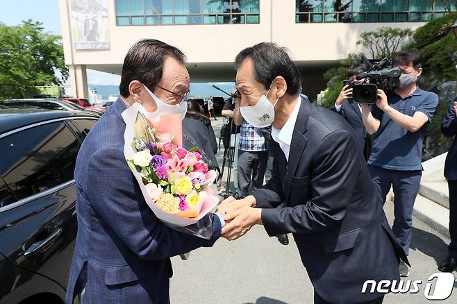 23일 강원 춘천 세종호텔에서 열린 ‘남북교류협력 증진을 위한 업무협약식’에 참석한 이해찬 동북아평화경제협회 이사장을 최문순 강원지사가 반갑게 맞이하고 있다.(강원도 제공) 2021.6.23./뉴스1