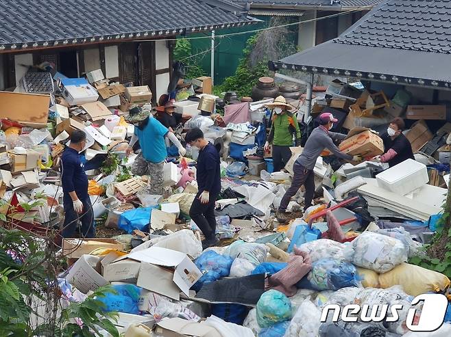 23일 전북 진안군 진안읍 행복지원센터 직원들이 저장강박증 의심가구를 찾아 치운 쓰레기는 1톤 트럭 30대 분량이었다.(진안군제공)2021.6.23/뉴스1