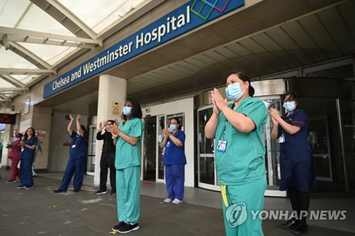 국민보건서비스(NHS) 박수치기 행사에 나선 영국 의료진들 / 사진=연합뉴스