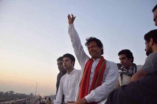 임란 칸(가운데 손 들고 있는 이) 파키스탄 총리. /임란 칸 페이스북