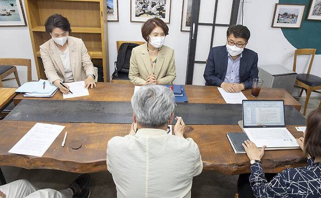 한정애 환경부장관(가운데)이 지난 22일 오후 서울 종로구에 위치한 환경운동연합 사무실에서 관계자들과 낙동강 유역 물관리 방안을 논의하고 있다. 환경부 제공