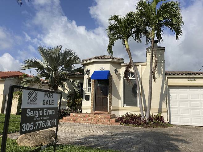 미국과 유럽 일부 국가의 집값이 사상 최고 수준의 상승률을 보이고 있다. 미국 플로리다에서 매물로 나온 주택. 서프사이드/AP 연합뉴스