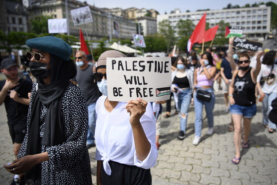 팔레스타인 주민들의 생존권을 지지하는 시위가 19일 스위스 로잔에서 열리고 있다. 시위 참가자들은 팔레스타인에 자유를 보장할 것을 요구했다. 로잔/EPA 연합뉴스