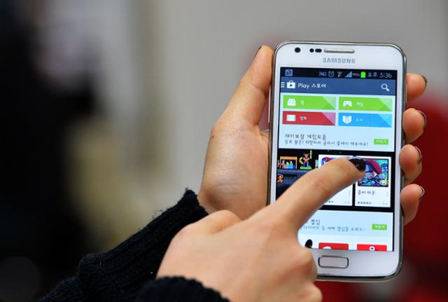 안드로이드 기반 스마트폰 사용자가 구글 플레이스토어를 사용하고 있다. 김주영 기자