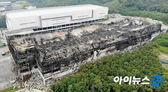 22일 찾은 쿠팡 덕평물류센터. 화재로 건물 외벽이 모두 검게 변했다. [사진=김태헌 기자]