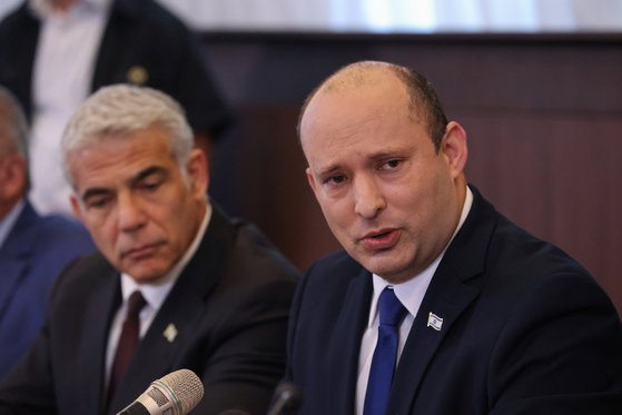 〈YONHAP PHOTO-5115〉 Israeli Prime Minister Naftali Bennett sits next to alternate Prime Minister and Foreign Minister Yair Lapid as he speaks during the first weekly cabinet meeting of his new government in Jerusalem June 20, 2021. Emmanuel Dunand/Pool via REUTERS/2021-06-20 18:42:27/ 〈저작권자 ⓒ 1980-2021 ㈜연합뉴스. 무단 전재 재배포 금지.〉