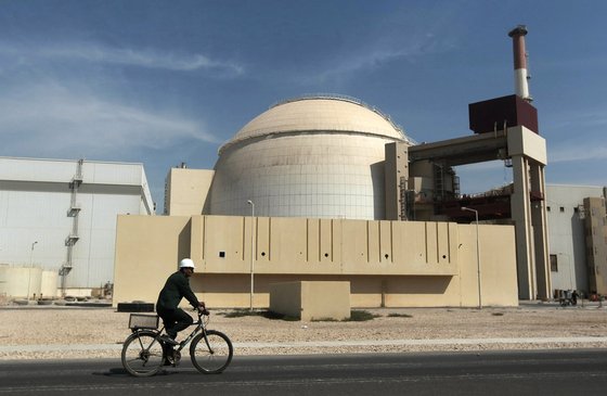 이란의 부셰르 원전. 핵 프로그램을 가동한 것으로 의심 받는 시설이다. AP=연합뉴스F