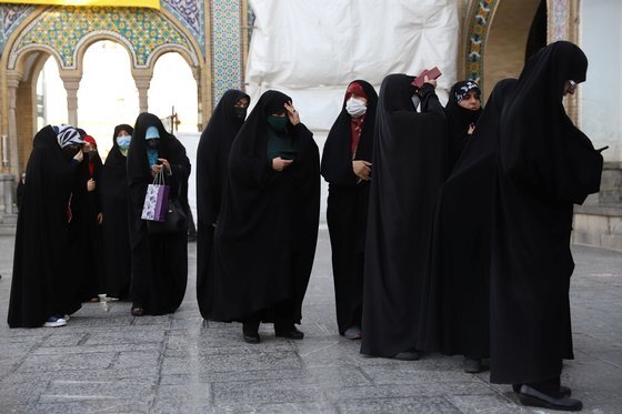 지난 18일 이란의 투표 현장, 온몸을 가리는 차도르를 입거나 검고 짙은 복장을 하는 사람은 보수파이거나 공무원이거나. 정부 자금이 들어간 기관에 다니는 사람일 가능성이 크다. 로이터=연합뉴스