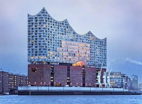 2017년 1월 개관 이후 독일 함부르크의 랜드마크로 부상한 콘서트홀 엘프필하모니(ElbPhilharmonie).