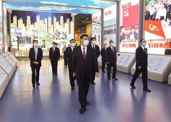 지난 18일 시진핑(가운데) 중국 국가주석과 정치국원 등 국가 수뇌부가 이날 베이징에서 개관한 중국공산당 역사 전람관을 참관하고 있다. [신화=연합뉴스]