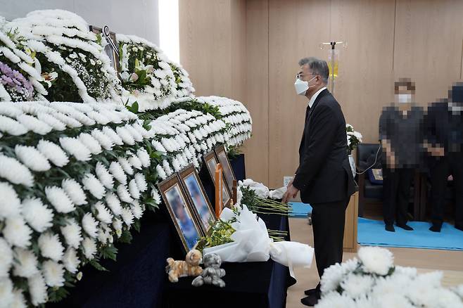 President Moon Jae-in pays tribute to a late female Air Force master sergeant who reported a sexual assault in March before taking her life in May, at a funeral at the Armed Forces Capital Hospital in Seongnam, Gyeonggi Province. (Cheong Wa Dae)