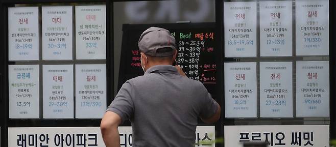 지난 17일 서울 서초구 반포 일대 한 아파트단지 상가 내 부동산에 전세 매물 홍보물이 붙어 있다. 2021. 6. 17. <한주형기자>