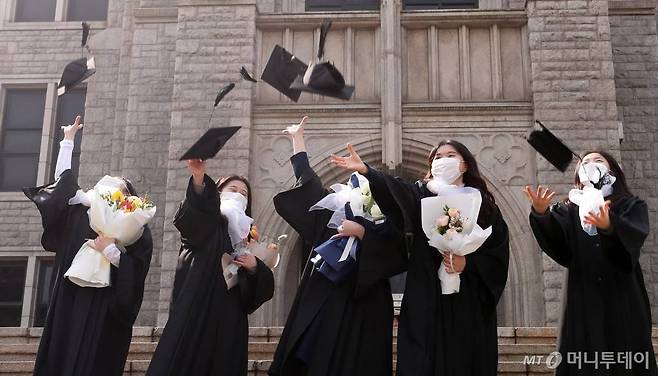 지난 2월 22일 서울 중구 동국대학교에서 졸업생들이 학사모를 던지며 기념촬영을 하고 있다. /사진=김휘선 기자 hwijpg@