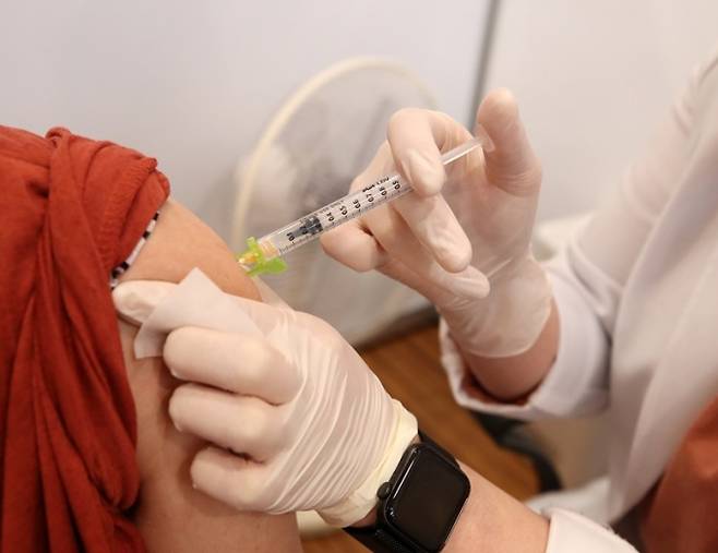 1일부터 30세 이상 예비군과 민방위 대원, 국방·외교 관련자를 대상으로 얀센 코로나 백신접종 사전예약이 진행되는 가운데 각종 온라인 사이트에서 '얀센 부작용이 머리털 난다'는 글이 누리꾼의 관심을 모으고 있다. 하지만 이는 근거없는 낭설인 것으로 확인됐다. / 사진=뉴스1