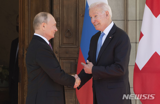 [제네바=AP/뉴시스]조 바이든(오른쪽) 미국 대통령과 블라디미르 푸틴 러시아 대통령이 지난 16일(현지시간) 정상회담이 열린 스위스 제네바의 '빌라 라 그랑주'에 도착해 인사를 나누고 있다. 2021.06.23.