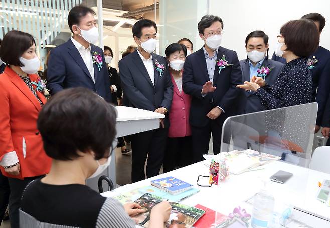 채현일 영등포구청장(오른쪽 네 번째)이 참석자들과 함께 YDP미래평생학습관의 시설을 둘러보며 대화하고 있다. 영등포구청 제공