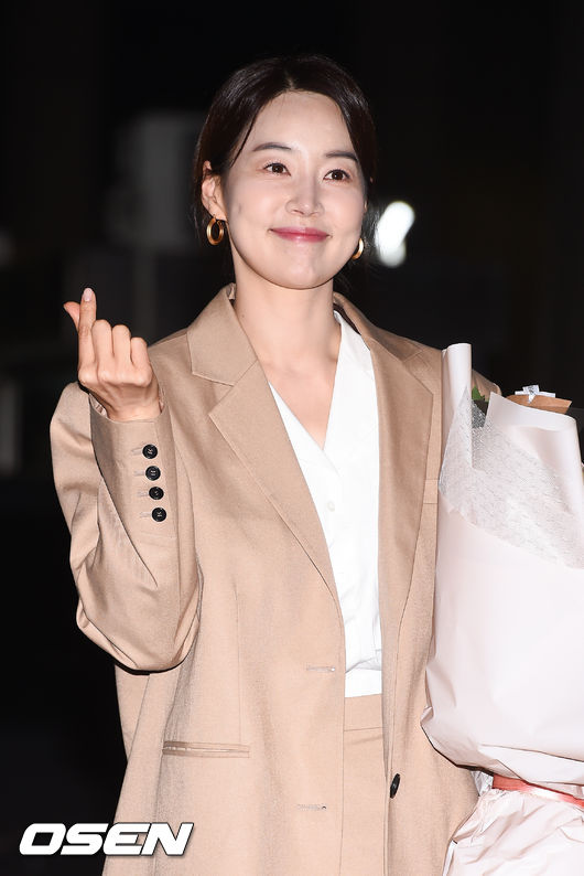 Actor Han Ji-hye became a mother today (23rd) when she had a healthy daughter child birth.As a result of the 23rd coverage, Actor Han Ji-hye became a mother in 10 years after marriage, holding a healthy daughter in her arms at a maternity clinic in Seoul this morning.Currently, both mothers and children are known to be healthy.Han Ji-hye has been informed of the news of pregnancy in 10 years of marriage, and has since communicated with many fans by sharing various experiences during the pregnancy process including the condition of the armoured (Taemyung) through personal SNS.Meanwhile, Han Ji-hye lived in Jeju Island in 2010 with the 6-year-old Inspection Husband and marriage, and recently moved to Seoul ahead of Child Birth.DB