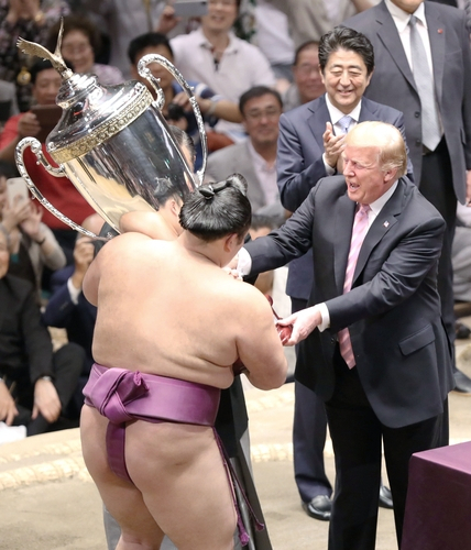 지난 2019년 5월 26일 도널드 트럼프 당시 미국 대통령이 일본 도쿄(東京) 소재 국기관에서 스모(相撲) 우승자인 아사노야마(朝乃山)에게 트로피를 건네고 있다. /교도연합뉴스