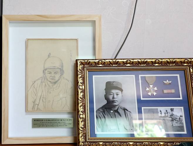 고 이동훈 일병의 인물화, 사진 그리고 충무무공훈장 [촬영 정유민 인턴기자]