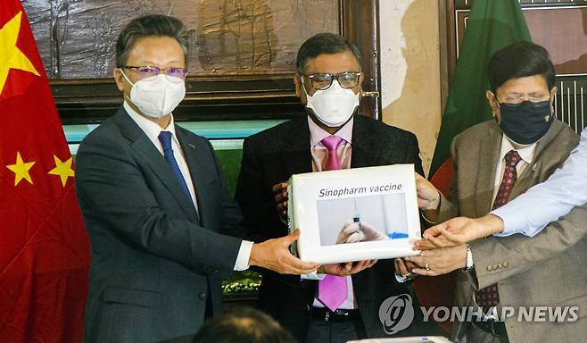 [EPA=연합뉴스 자료사진] 방글라데시에서 열린 중국산 백신 제공 행사