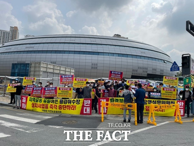 거창군 황강광역취수장 설치 반대 투쟁위원회(반투위)가 24일 세종시 환경부 청사 입구에서 ‘황강광역취수장 설치 사업 반대’ 집회를 열고 있다./거창군 제공.