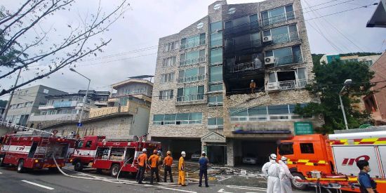 24일 오후 2시 30분께 부산 사하구 감천동에 있는 5층짜리 빌라 2층에서 불이 나 2명이 숨졌다. [이미지출처=부산경찰청]