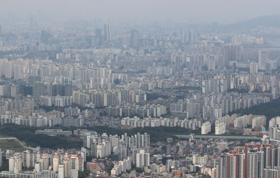 24일 남한산성에서 내려다 본 서울 송파, 강남 일대 아파트 단지 ＜사진=연합뉴스＞