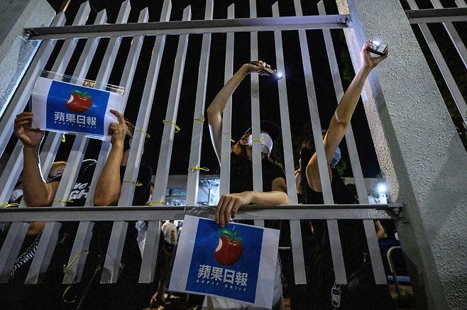 빈과일보 지지자들이 24일 새벽 신문사 건물 밖에서 빈과일보를 지지하는 구호를 외치고 있다./AFP 연합뉴스