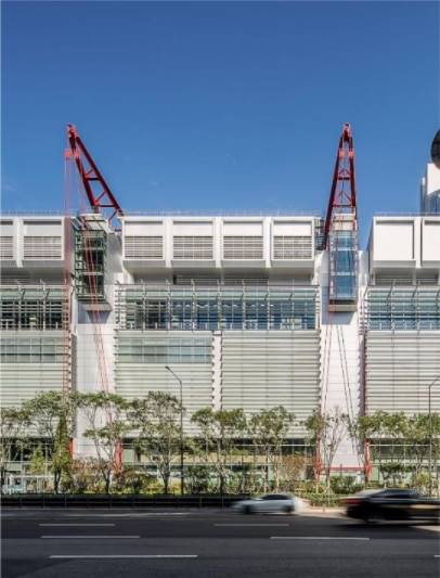 파크원 리테일동 건물 외벽 붉은 색 크레인. /시아플랜건축