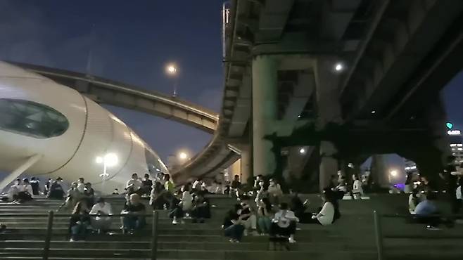 23일 밤 10시 30분 시민들이 뚝섬유원지 계단에 모여있다./윤예원 기자