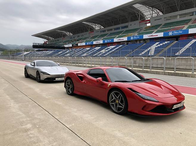 페라리 F8 스파이더(앞)와 로마.