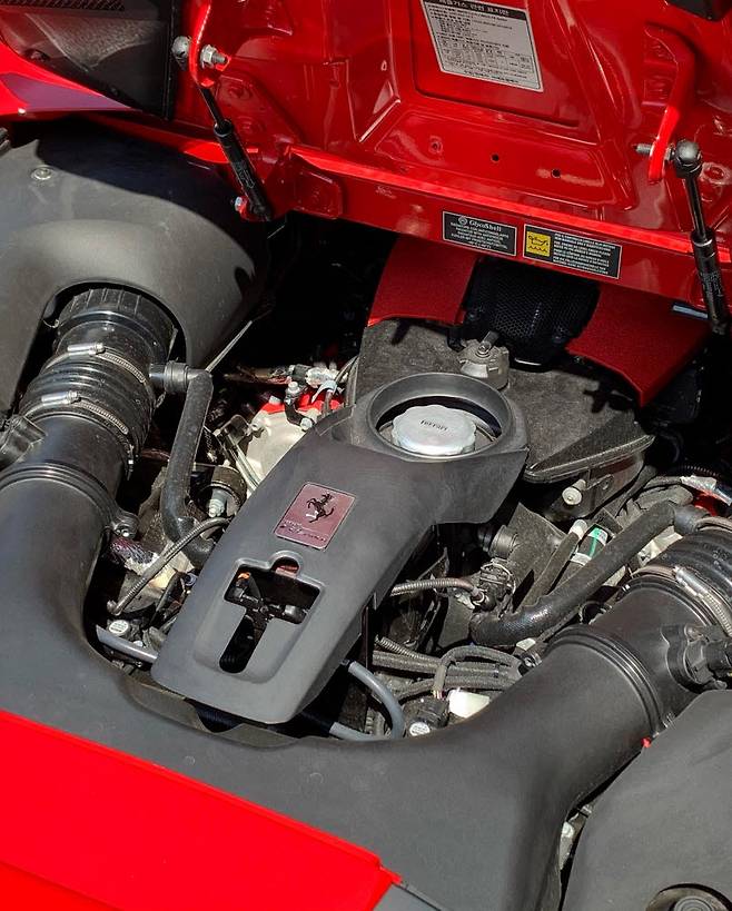 페라리 F8 스파이더 엔진룸.