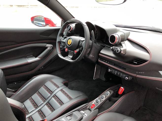 페라리 F8 스파이더 실내.