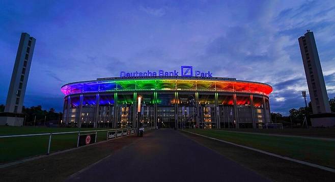 23일 무지개색 조명으로 장식한 독일 프랑크푸르트의 도이체방크 파르크 경기장. 도이체방크 SNS