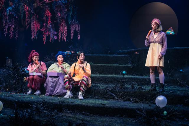 23일 개막한 국립극단 연극 '사랑Ⅱ'는 아이돌을 꿈꾸는 주작(이유진 분·맨 왼쪽부터)과 청룡(박소연), 현무(강현우), 이무기(김예림)의 이야기를 다룬다. 국립극단 제공