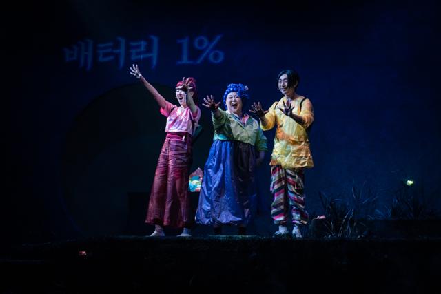 연극 '사랑Ⅱ'에는 K팝과 안무가 종종 등장한다. 외국인이 바라본 한국어의 유연함과 풍자가 가사에 표현됐다. 국립극단 제공