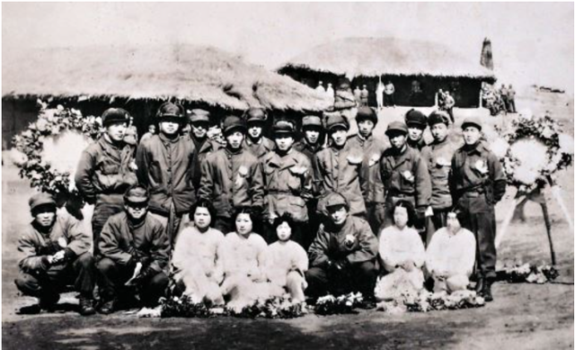 2013년 정전 60주년을 맞아 국가기록원 등이 공개한 6·25전쟁 당시 켈로(KLO)부대원 모습. 앞줄엔 정보 수집 활동을 했던 20대 전후 여성대원들이 앉아있다. 첩보 활동이 비밀리에 이뤄져 당시 활동 사진은 거의 남아있지 않다. 수도기계화보병사단제공