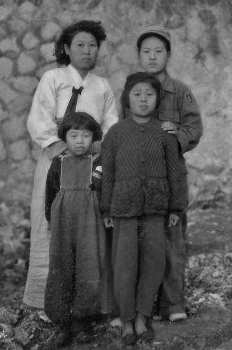 6·25 전쟁 때 켈로부대 첩보원으로 활약했던 심용해(오른쪽 위)씨가 자원 입대한 뒤 군복을 입고 가족과 함께 찍은 사진. 심씨는 당시 맞는 군복이 없어 남성용 군복을 직접 수선해 줄여 입었다. 심용해씨 장녀 김은희씨 제공